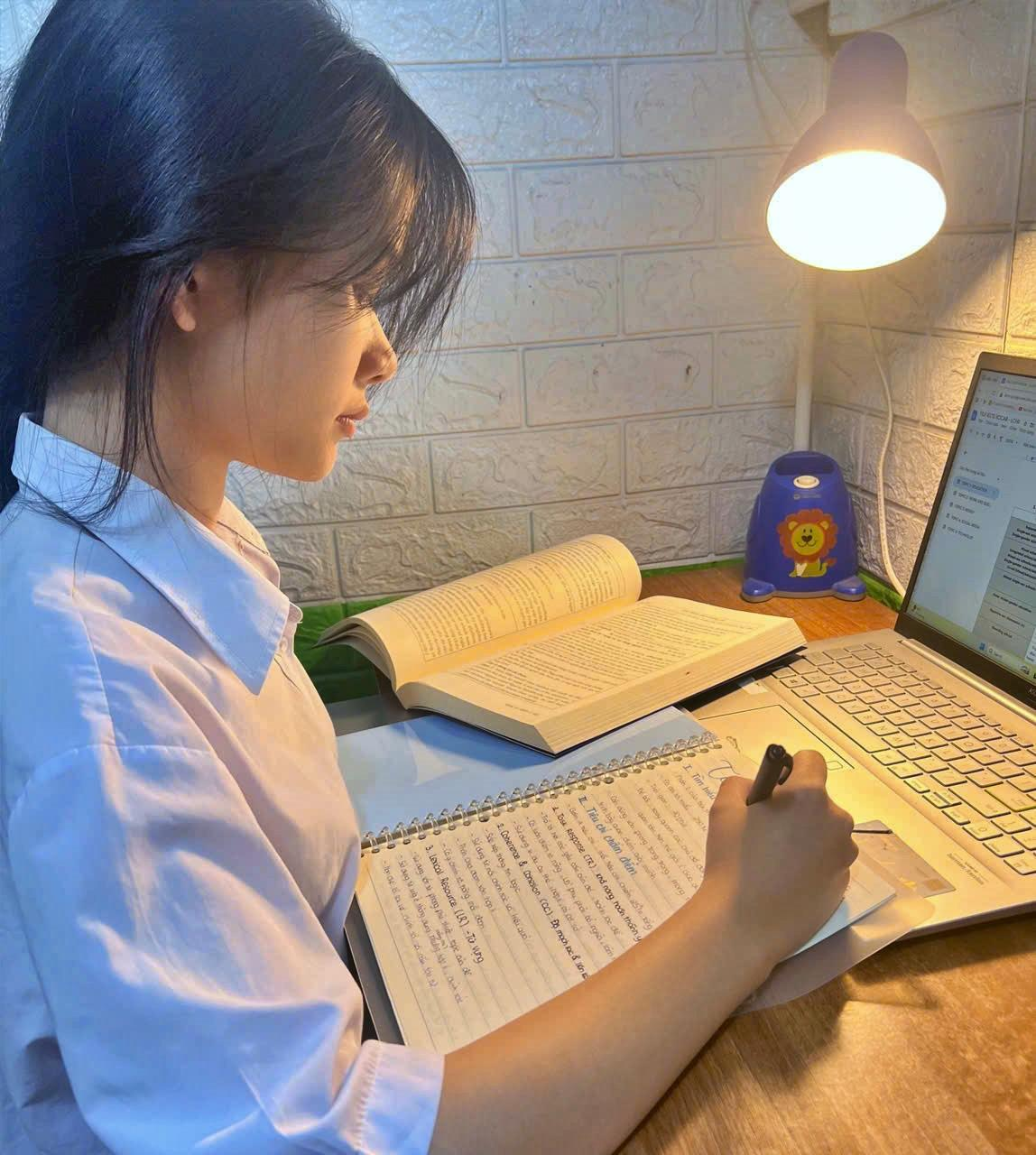Học sinh Việt Nam học THEKI EDU tại bàn